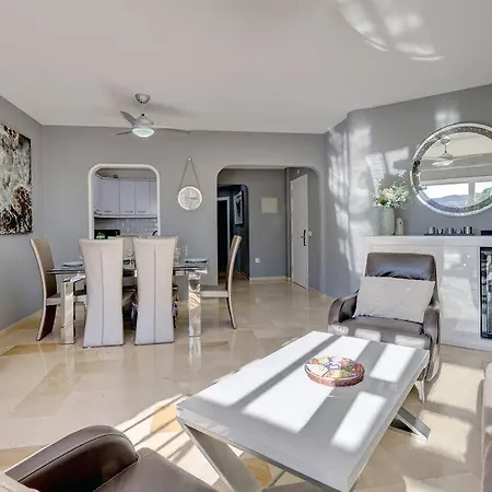 Stylish Penthouse Duplex At Matchroom Country Club
